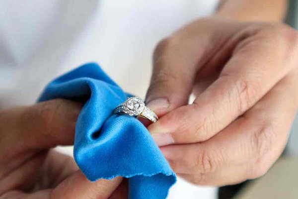 Comment nettoyer une bague en or blanc qui a jauni ?